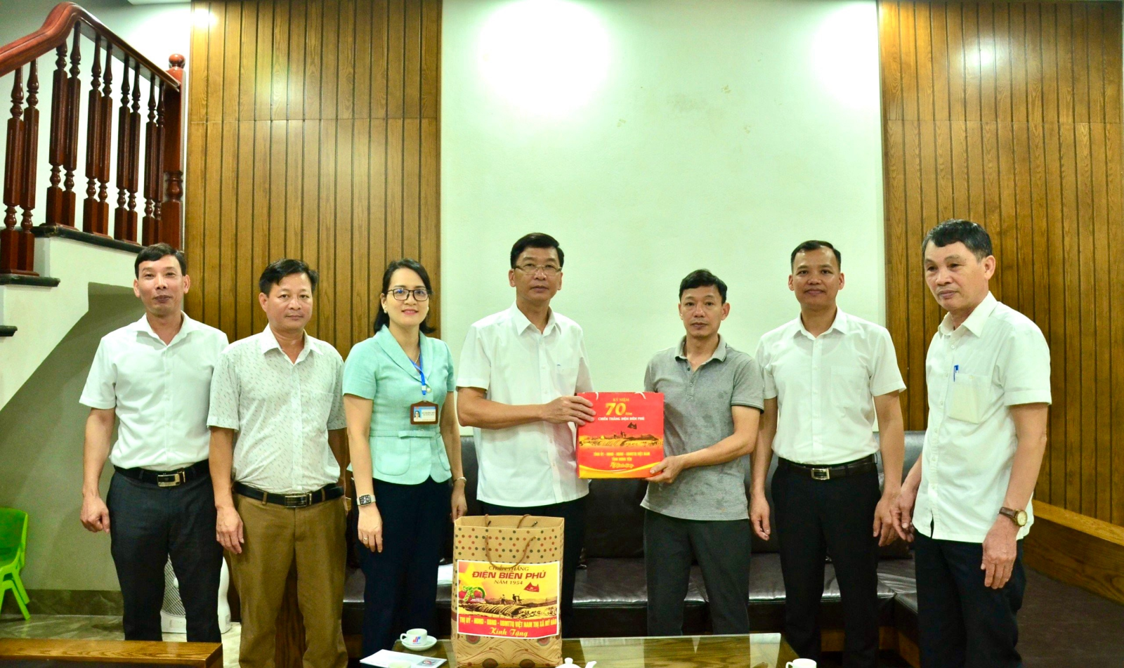 Đồng chí Chủ tịch UBND thị xã thăm, tặng quà các gia đình liệt sĩ tham gia Chiến dịch Điện Biên Phủ