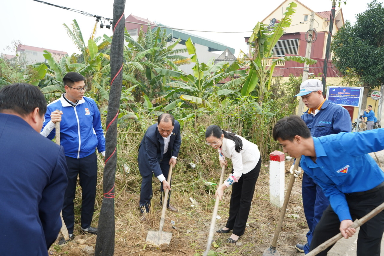 Thị Đoàn Mỹ Hào trồng, khánh thành hàng cây Thanh niên tại xã Hòa Phong