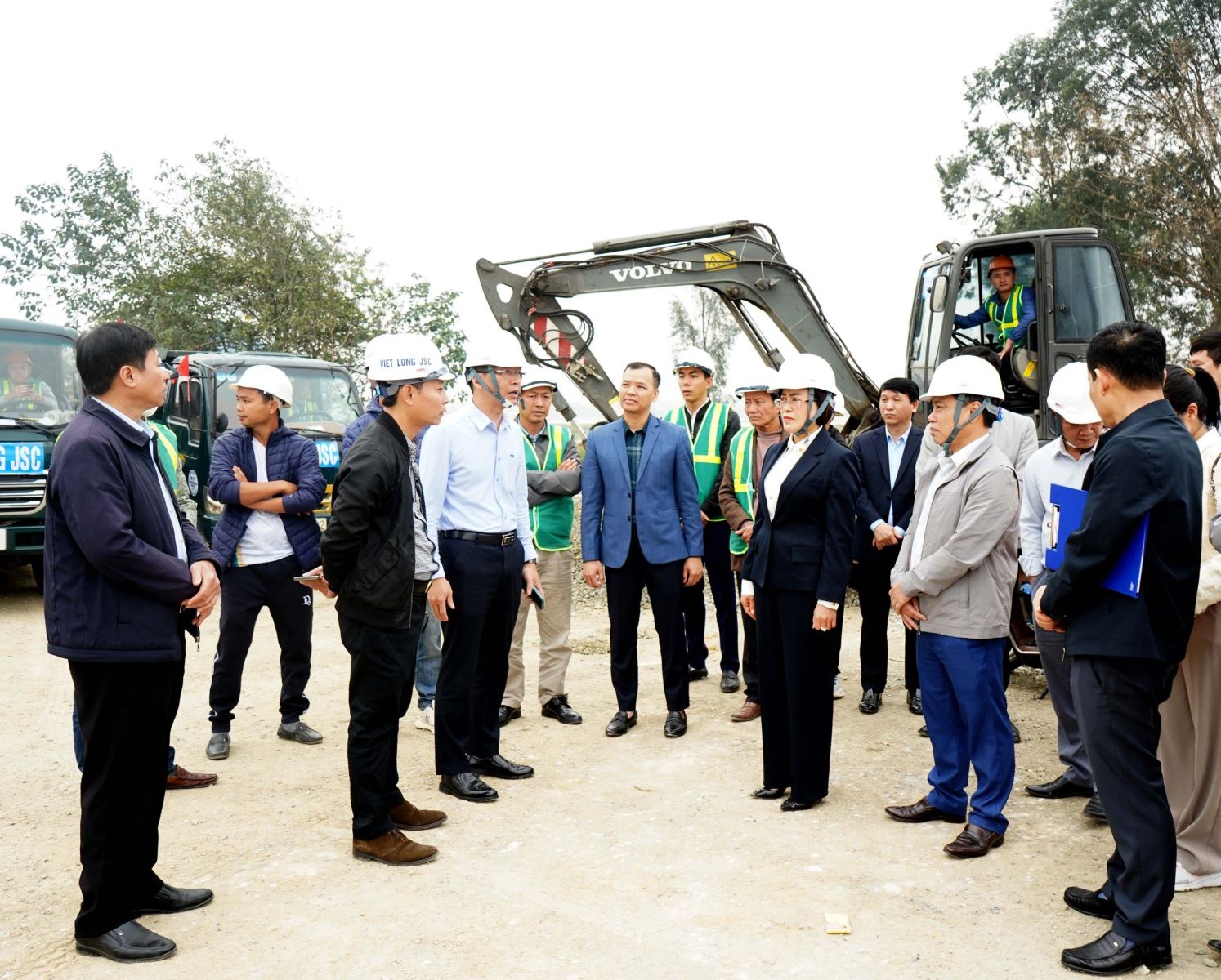 Bí thư Thị ủy Mỹ Hào kiểm tra, động viên người lao động tại các công trình trọng điểm trên địa bàn