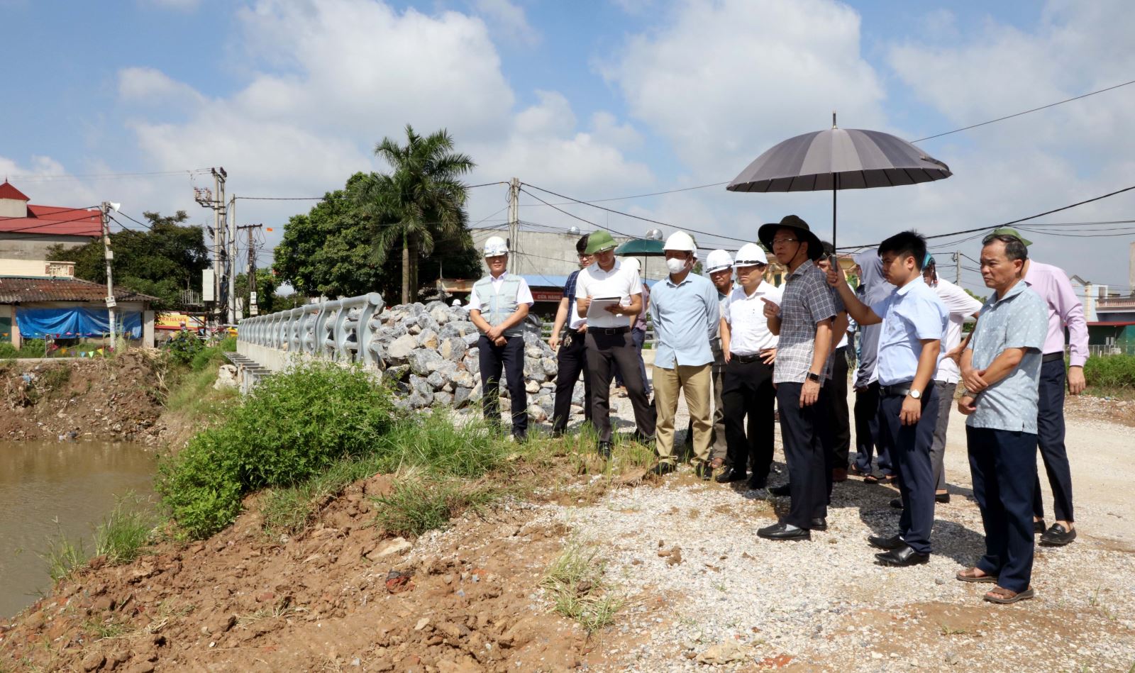 Đồng chí Phó Bí thư Thị ủy, Chủ tịch UBND thị xã Lê Quang Hiến kiểm tra tiến độ một số dự án trên địa bàn thị xã.