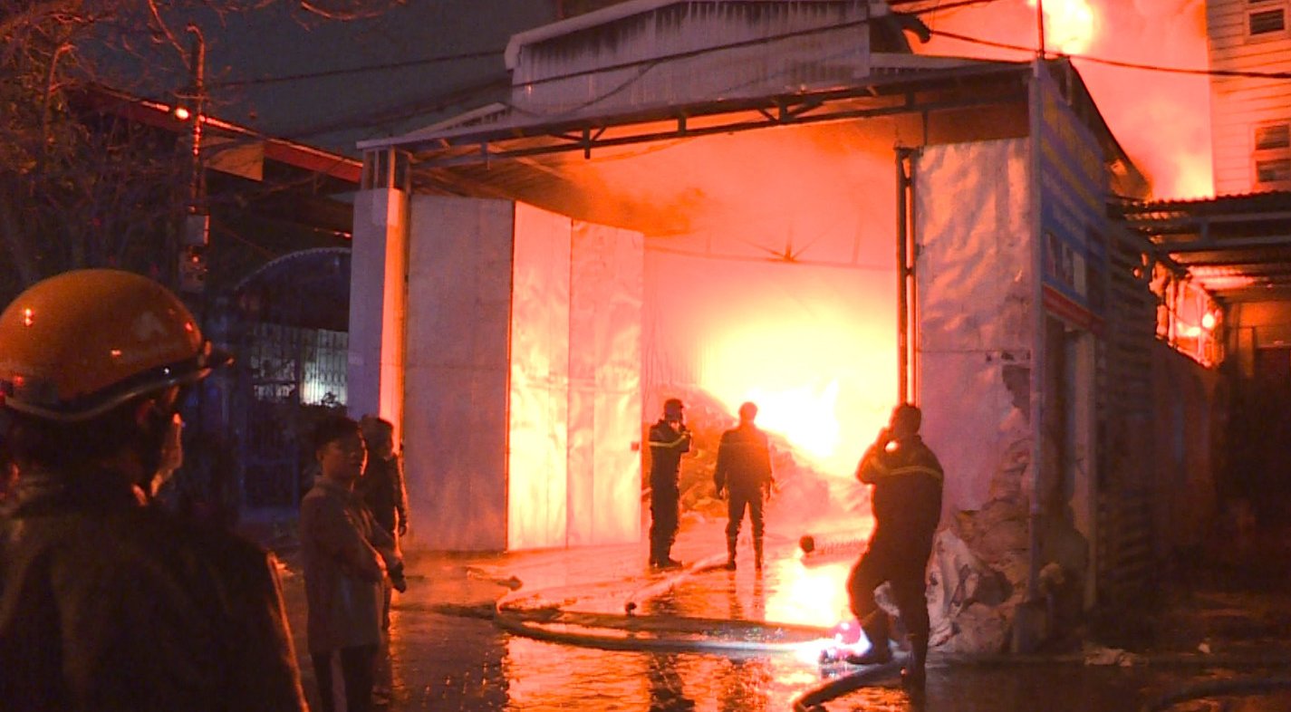 Thị xã Mỹ Hào: Nhanh chóng dập tắt đám cháy tại xưởng tái chế nhựa