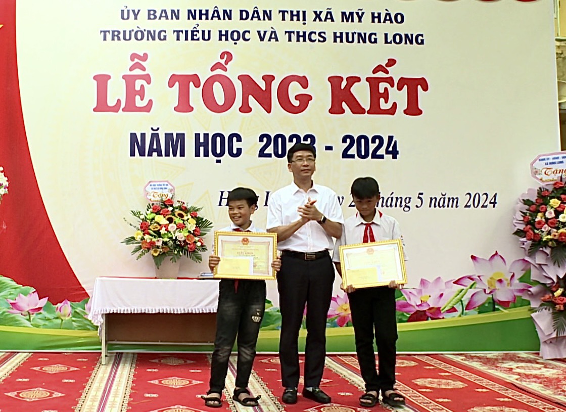 Thị xã Mỹ Hào tuyên dương hai em học sinh dũng cảm cứu bạn đuối nước