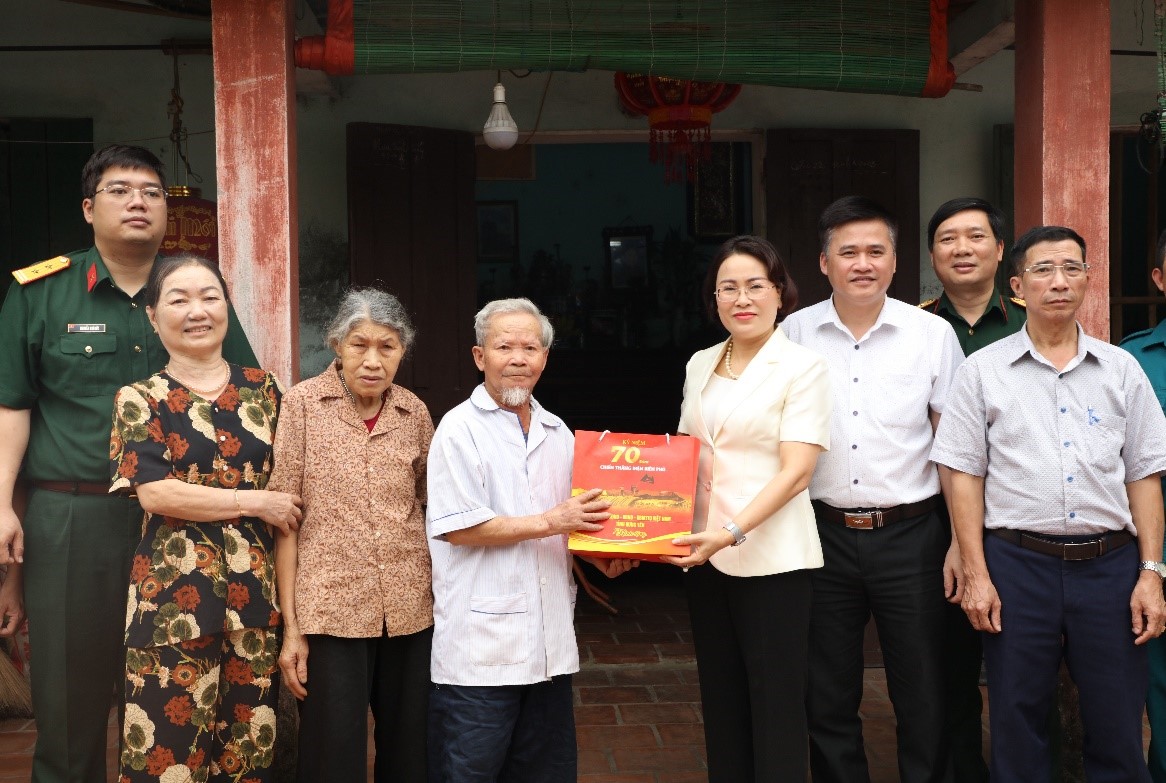 Đồng chí Bí thư Thị ủy Mỹ Hào Trần Thị Thanh Thủy thăm, tặng quà các gia đình chiến sĩ Điện Biên Phủ
