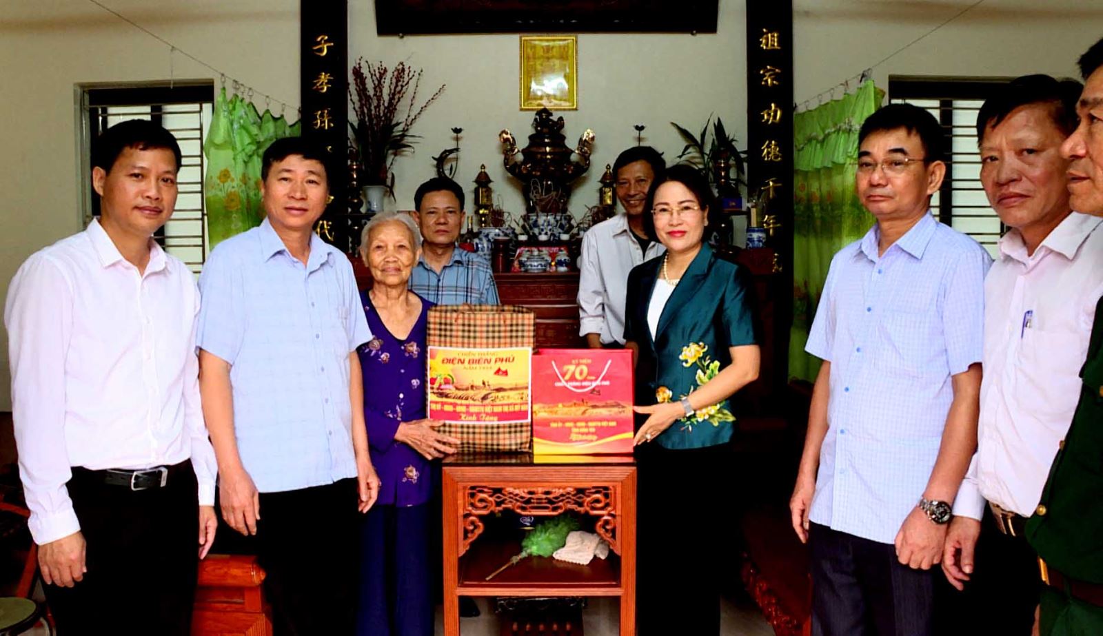 Đồng chí Bí thư Thị ủy Mỹ Hào Trần Thị Thanh Thủy thăm, động viên và tặng quà thân nhân liệt sĩ, chiến sĩ Điện Biên
