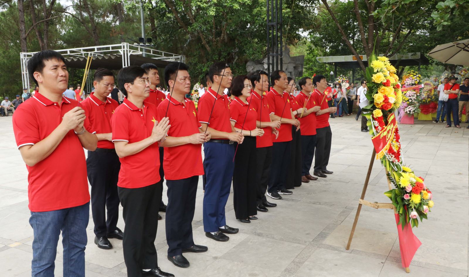 Ban Thường vụ Thị ủy Mỹ Hào dâng hương Nghĩa trang liệt sĩ và các Di tích Quốc gia đặc biệt tại Miền Trung