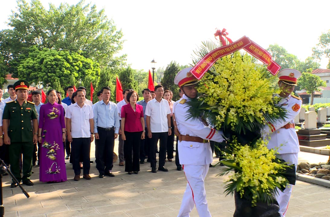 Thị xã Mỹ Hào: Dâng hương các anh hùng, liệt sĩ, gắn biển công trình chào mừng kỷ niệm 25 năm tái lập huyện và 5 năm thành lập thị xã