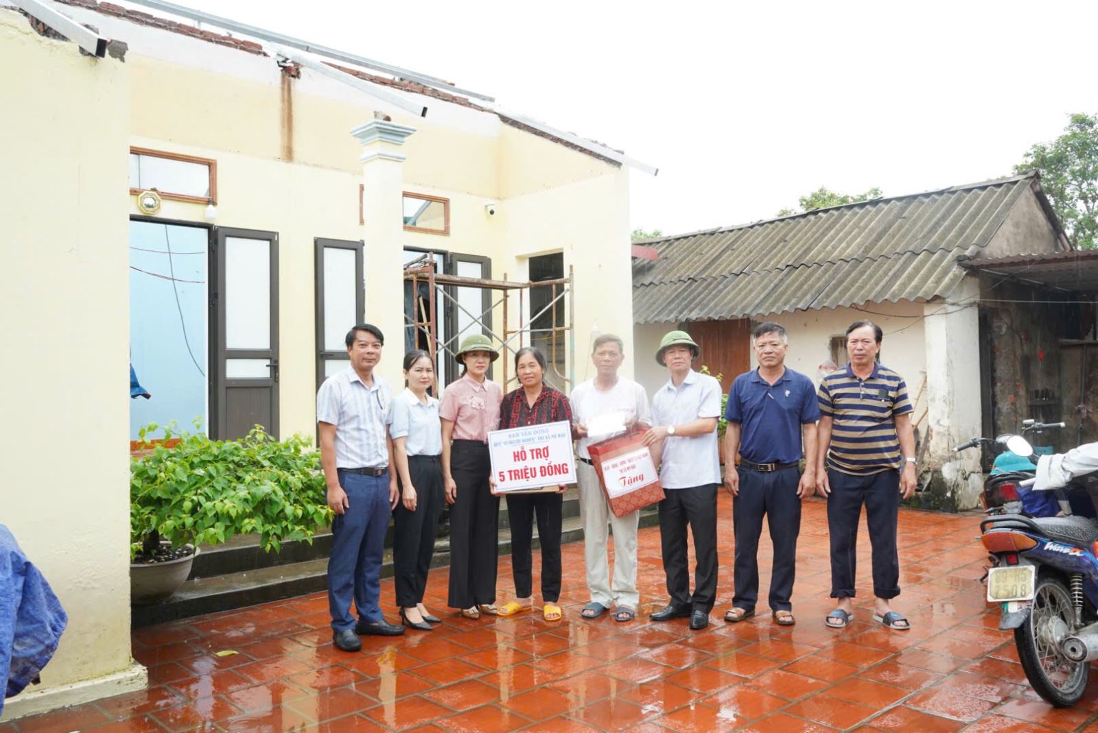 Đồng chí Đào Quang Minh, Phó Bí thư Thường trực Thị ủy, Chủ tịch HĐND thị xã trao hỗ trợ cho các hộ gia đình nghèo, cận nghèo bị ảnh hưởng bởi cơn bão số 3