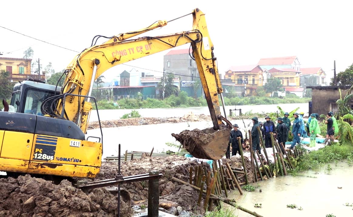 Các đồng chí lãnh đạo thị xã kiểm tra, chỉ đạo công tác hộ đê tại sông Bần - Vũ Xá