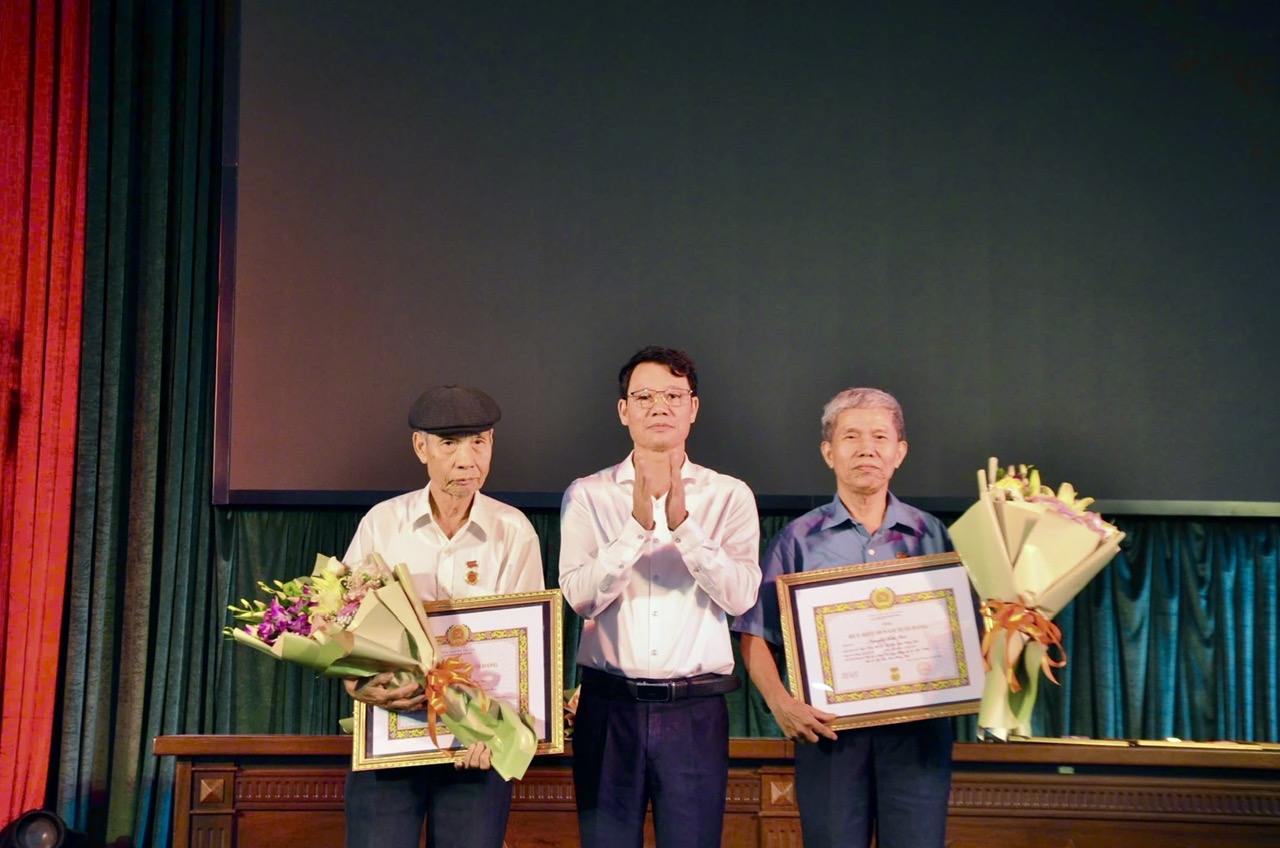 Đồng chí Đào Quang Minh, Phó Bí thư Thường trực Thị ủy, Chủ tịch HĐND thị xã dự trao tặng Huy hiệu Đảng đợt 2/9 tại xã Ngọc Lâm