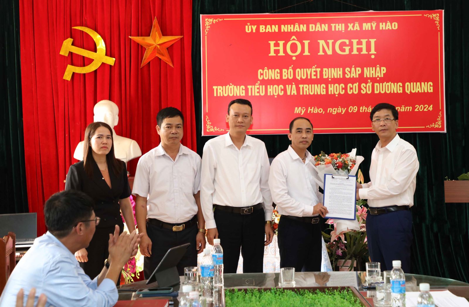 UBND thị xã Mỹ Hào công bố Quyết định sáp nhập trường Tiểu học và THCS các phường Bạch Sam, Phan Đình Phùng, Bần Yên Nhân và xã Dương Quang