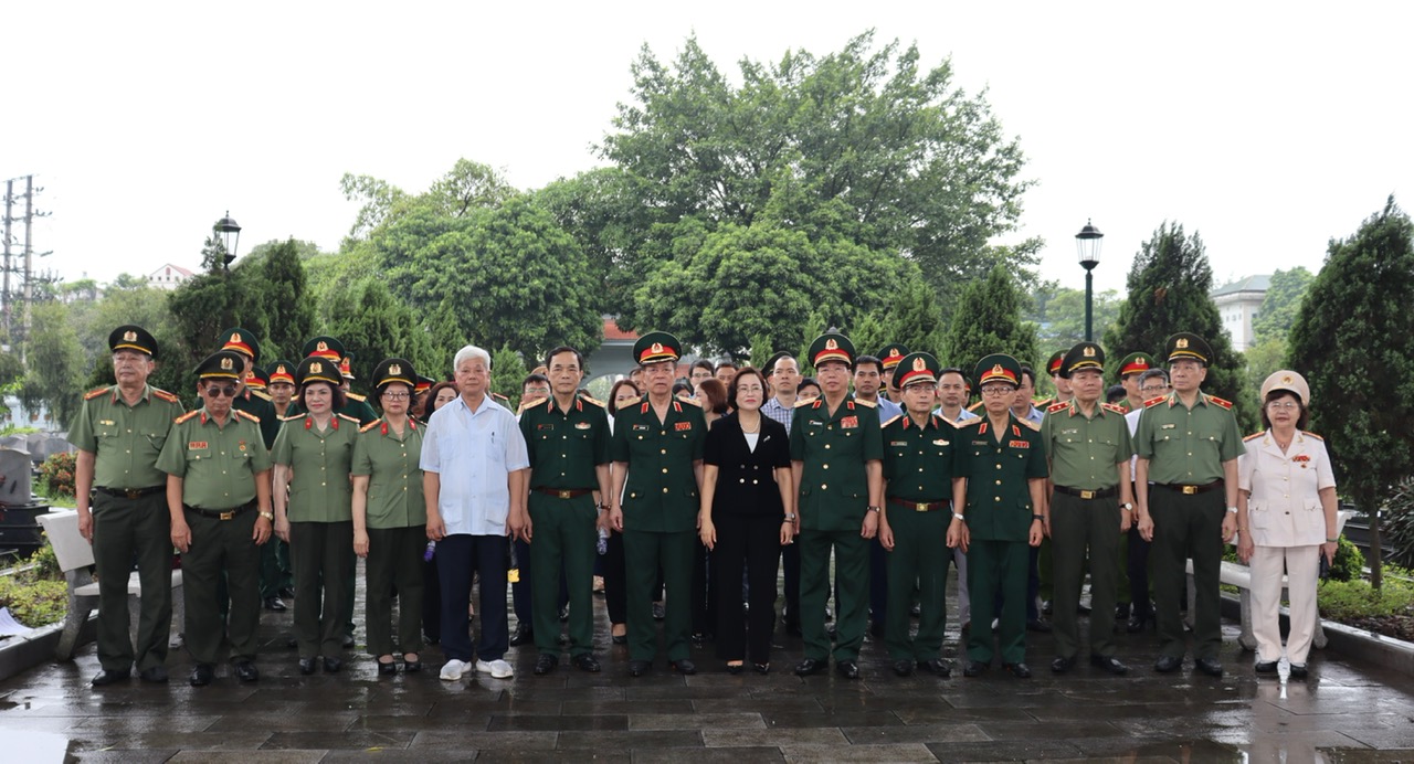 Hội Đồng hương và Ban liên lạc các tướng lĩnh quê Hưng Yên tại Hà Nội về dâng hương tại Nghĩa trang Liệt sỹ thị xã Mỹ Hào và tặng quà cho người có công tiêu biểu tại thị xã Mỹ Hào