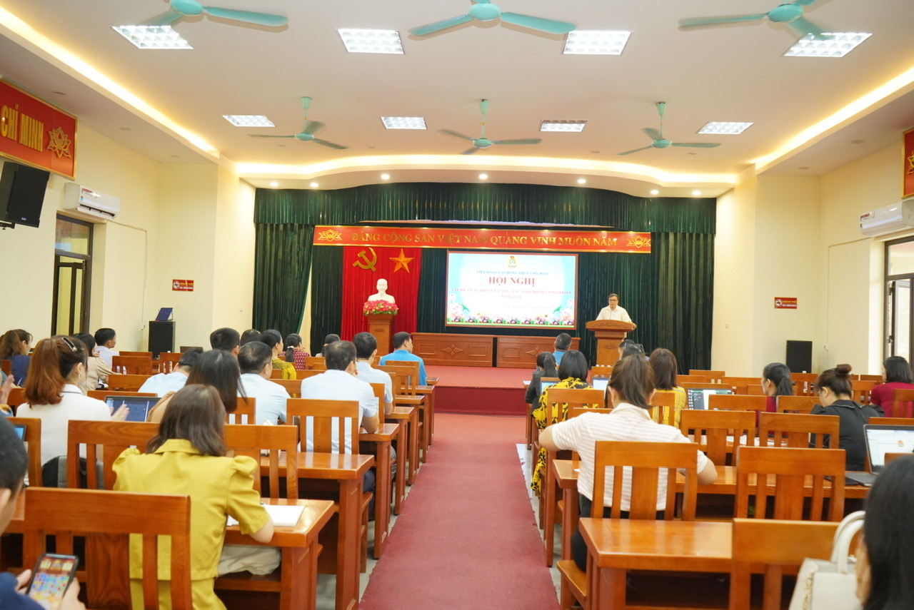 Liên đoàn Lao động thị xã tổ chức hội nghị tập huấn công tác tài chính Công đoàn cơ sở.