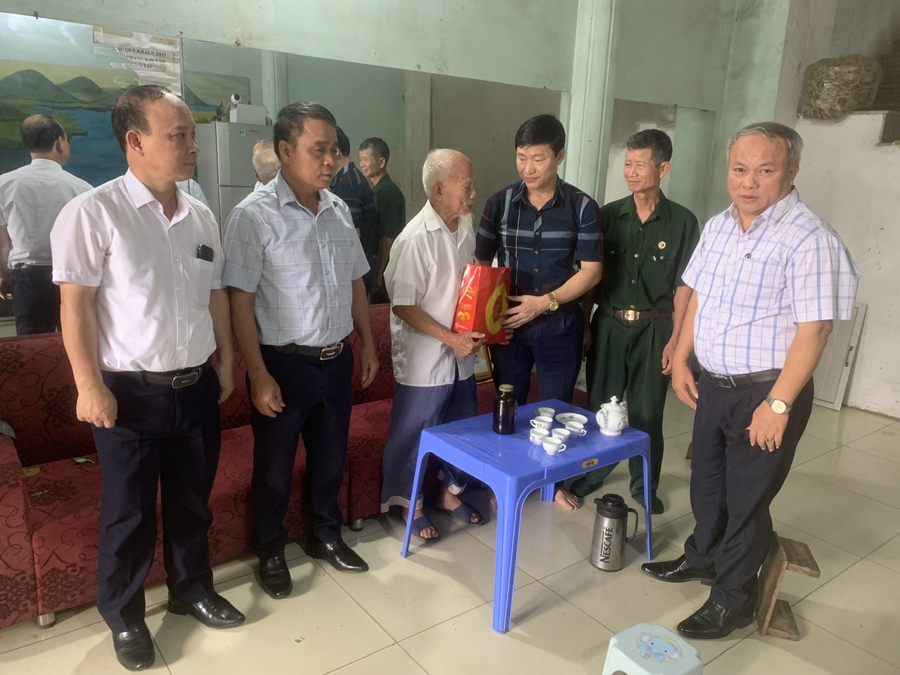 Phường Phùng Chí Kiên thăm, tặng quà các gia đình chiến sĩ Điện Biên Phủ