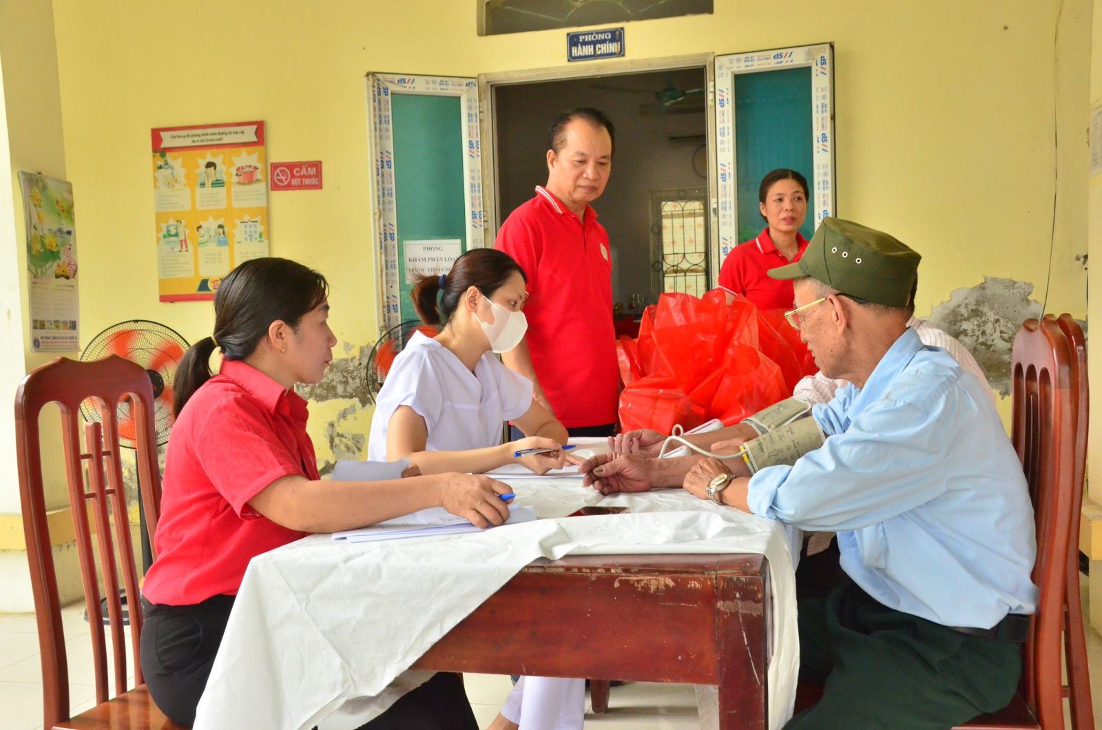 Hội Chữ Thập đỏ Mỹ Hào tổ chức khám bệnh và cấp thuốc miễn phí cho các đối tượng nạn nhân chất độc da cam 