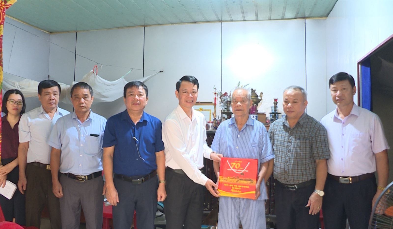 Đồng chí Đào Quang Minh - Phó Bí thư thường trực Thị ủy, Chủ tịch HĐND thị xã thăm, tặng quà thân nhân liệt sĩ, chiến sĩ Điện Biên