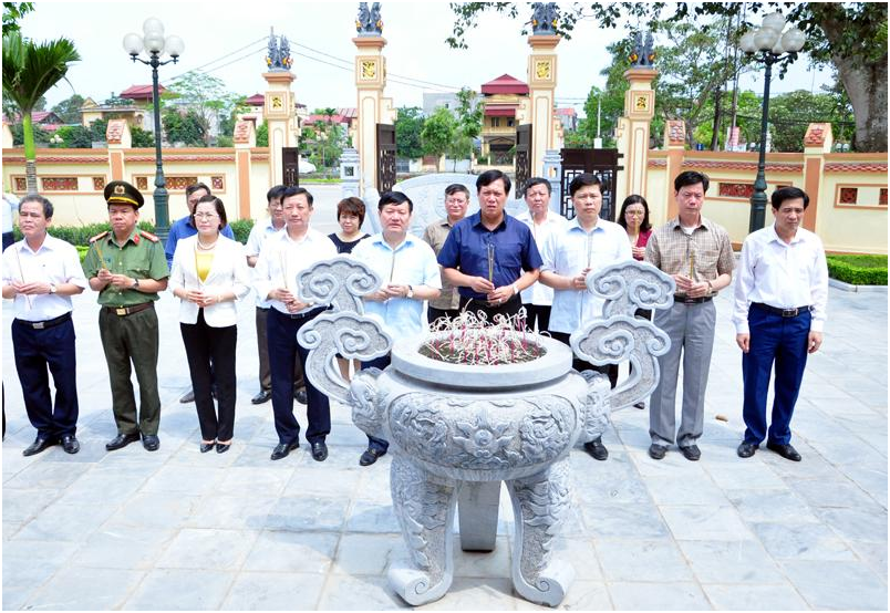 Các đại biểu dâng hương tại&nbsp;Nhà tưởng niệm Trung tướng Nguyễn Bình