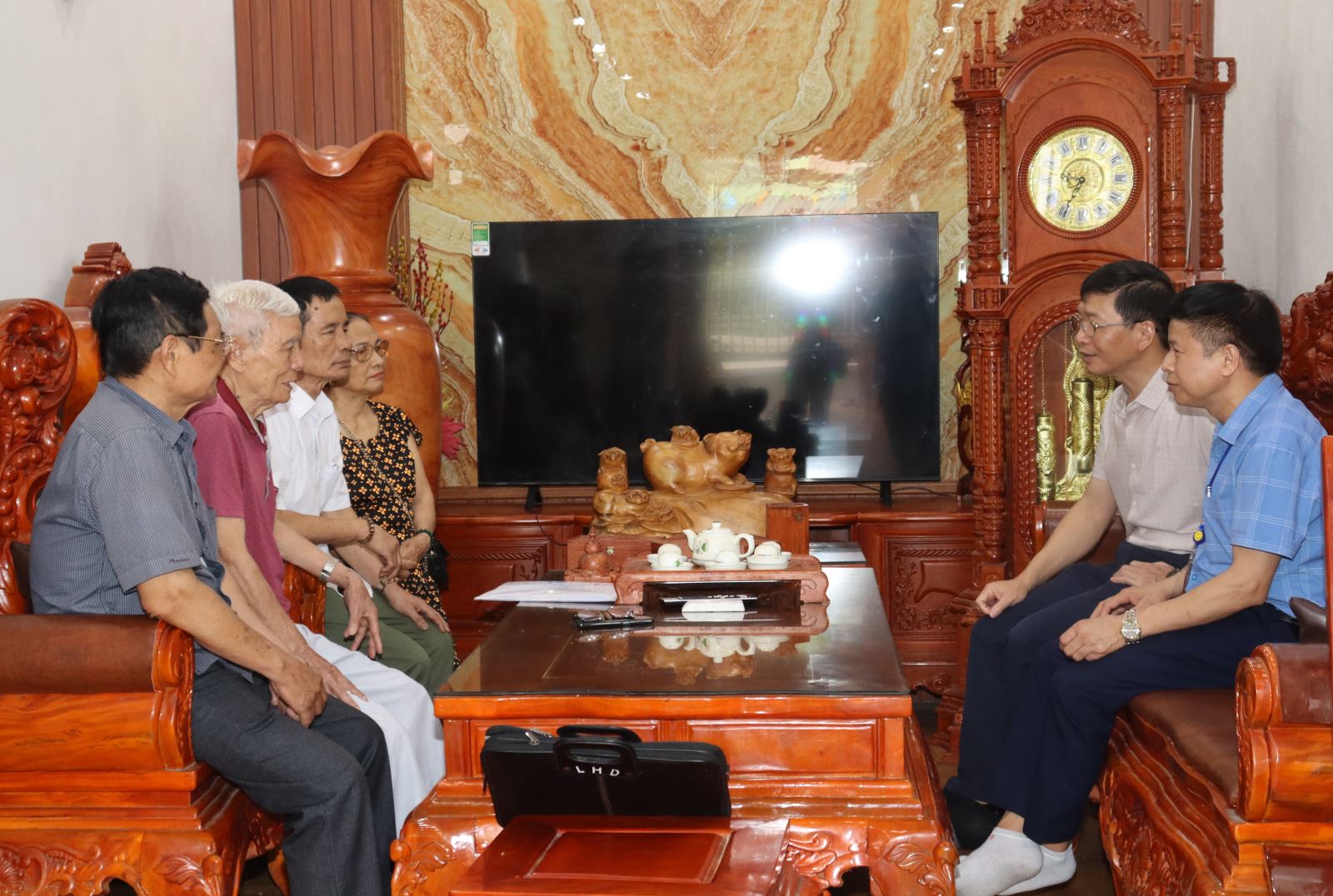 Đồng chí Lê Quang Hiến, Phó Bí Thư Thị ủy, Chủ tịch UBND thị xã kiểm tra công tác tổ chức lấy ý kiến cử tri đại diện hộ gia đình về đề án hợp nhất tỉnh Hưng Yên với tỉnh Thái Bình 