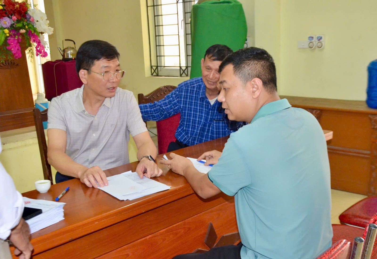Đồng chí Lê Quang Hiến, Chủ tịch UBND thị xã kiểm tra công tác lấy ý kiến cử tri hộ gia đình về phương án sắp xếp đơn vị hành chính